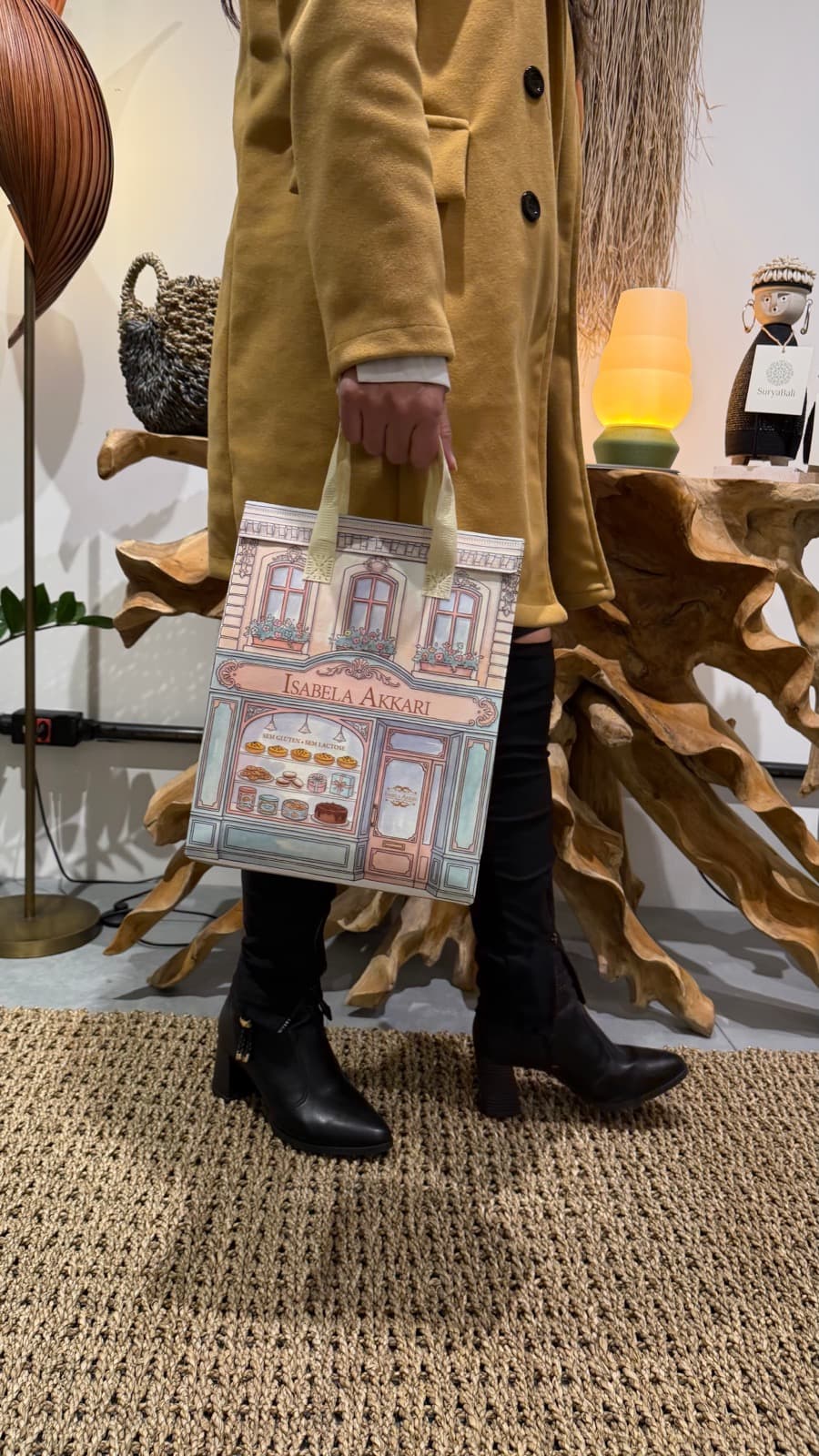 Kunde mit einer personalisierten Thermotasche und illustrierter Markenfassade