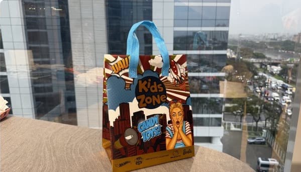 Personalisierte Kids-Zone-Tasche auf einem Tisch vor einer Fensterfront.