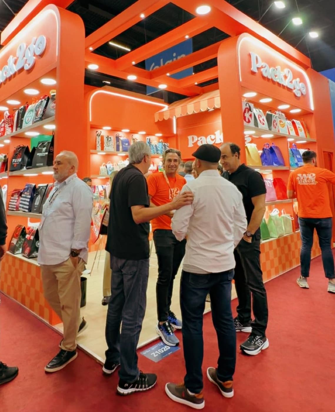 Das Team von SuperPack im Gespräch mit Besuchern am Messestand.